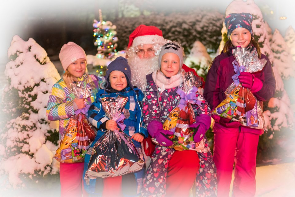 Mikołaj z najmłodszymi z Nowej Osady