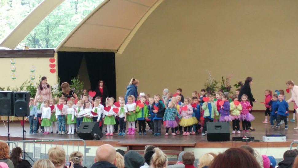 Dzieci podczas występu w amfiteatrze