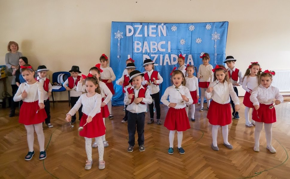 Dzieci z Przedszkola nr 3 podczas występu z okazji Dnia Babci i Dziadka