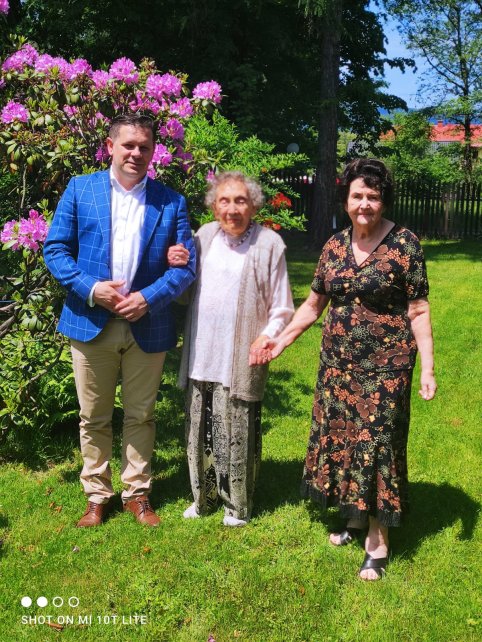 Maria Cienciała wraz z córką i burmistrzem Tomaszem Bujokiem