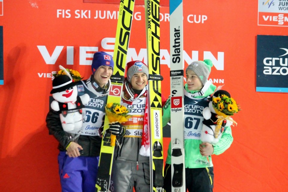 Najlepsi zawodnicy na podium niedzielnego konkursu