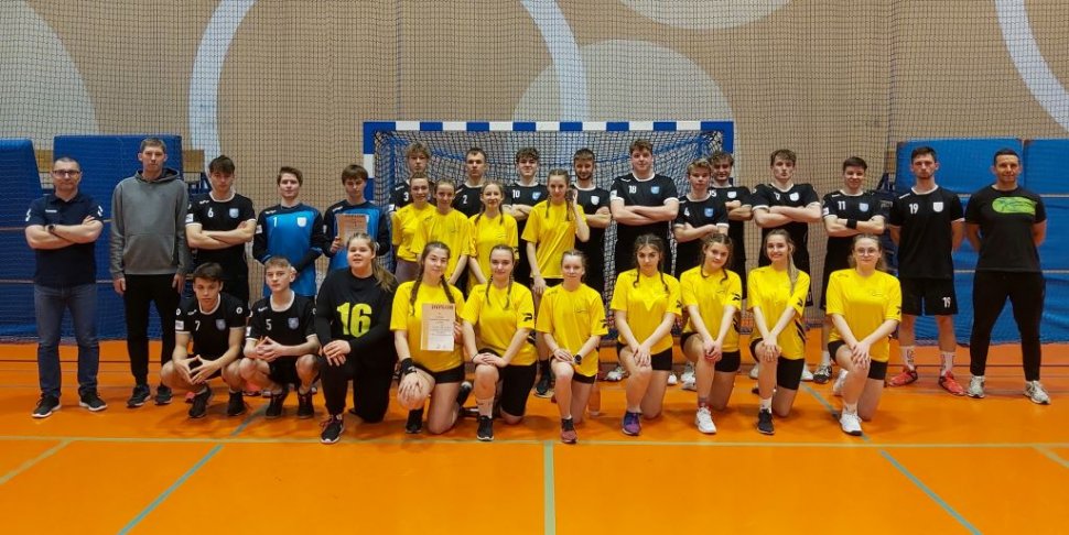 Piłkarki i piłkarze ręczni z trenerami