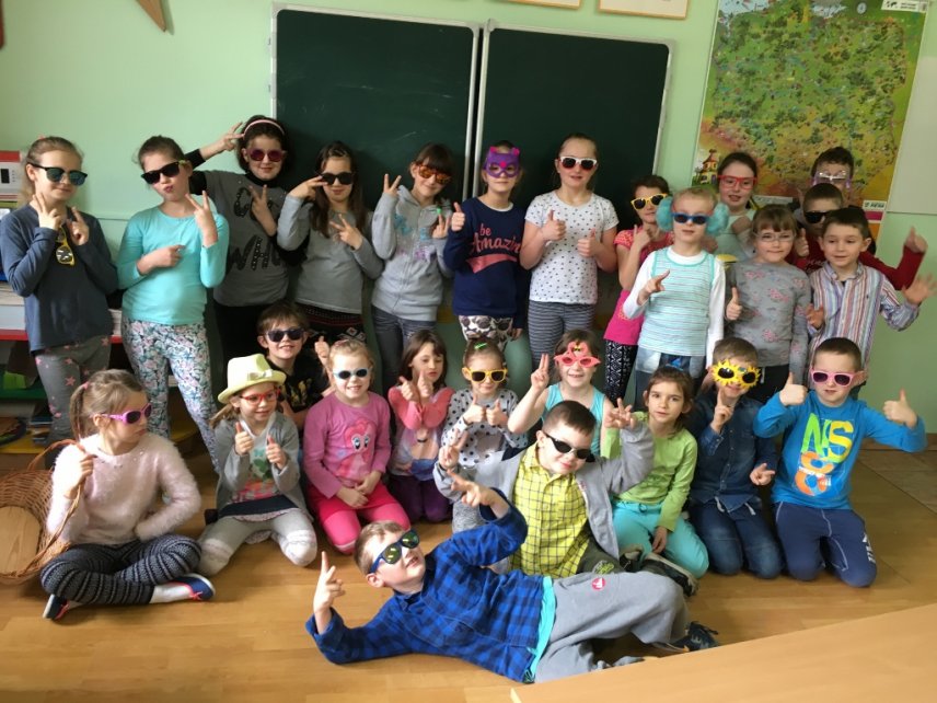 Uczniowie SP4 w okularach podczas "Pierwszego Dnia Wisony"