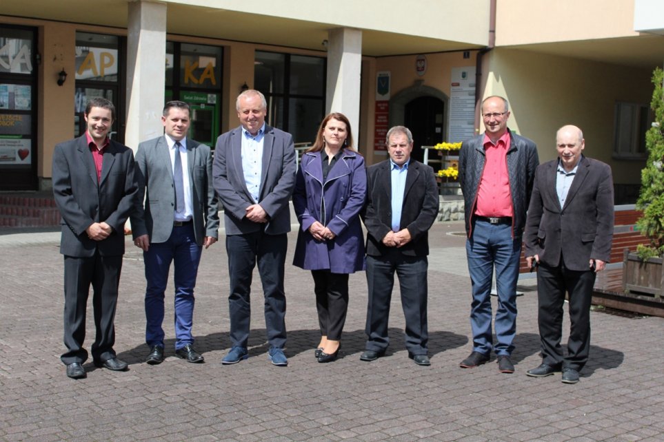 Delegacja z Turczańskich Teplic wraz z samorządowcami Wisły przed Urzędem Miejskim na pl. Hoffa