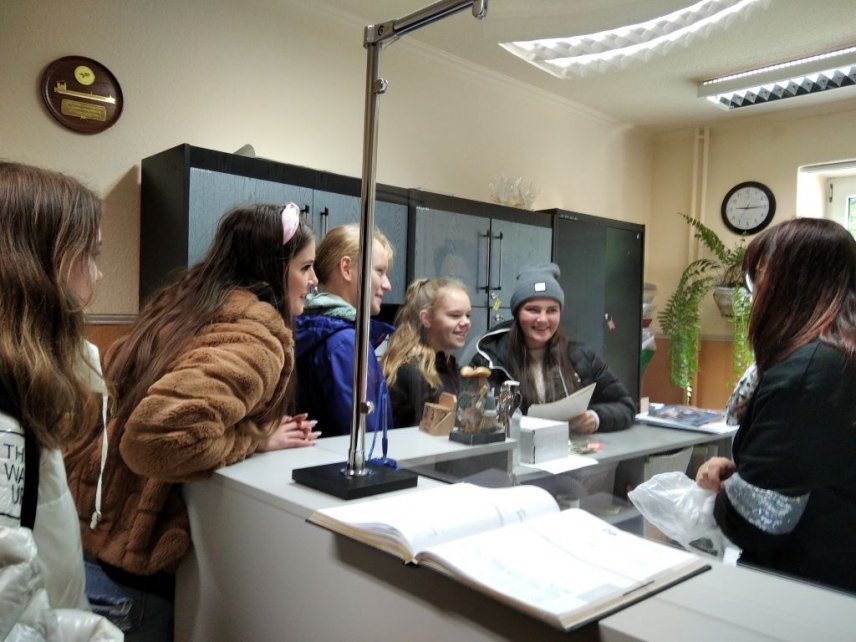 Uczennice w szkolnym sekretariacie