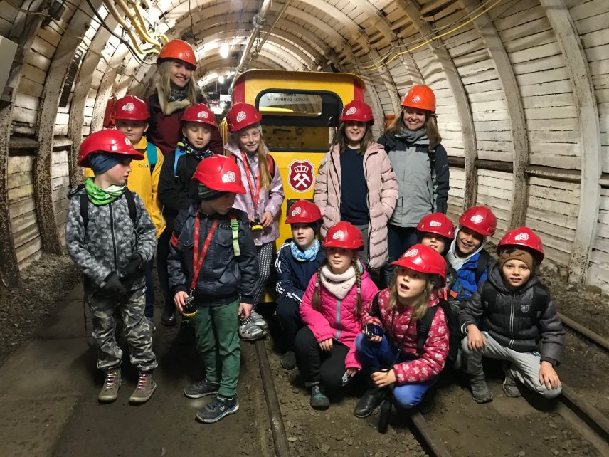 uczniowie w kopalni "Królowa Luiza"