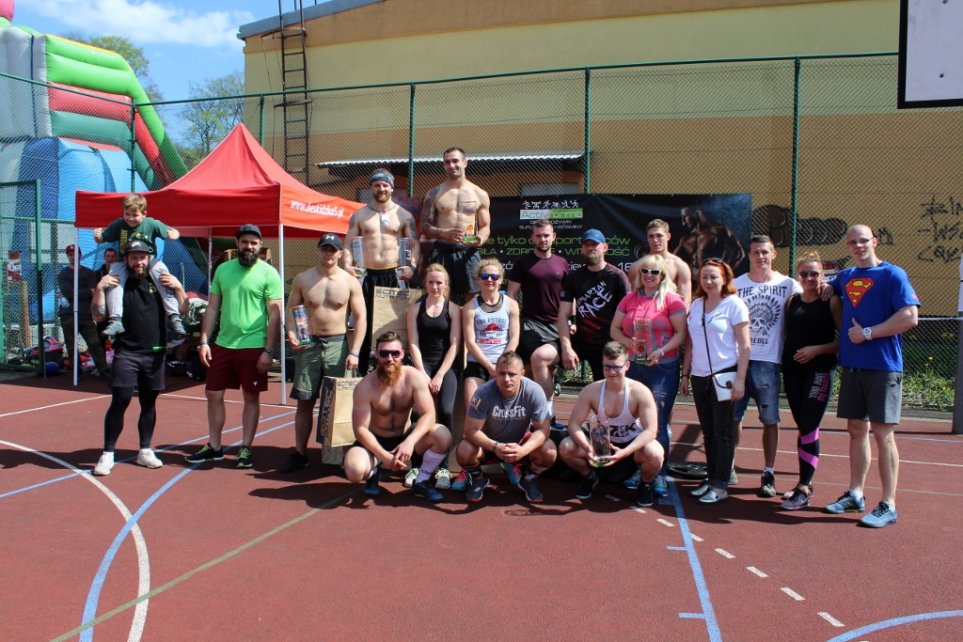 Wspólna fotografia zwycięzców i organizatorów