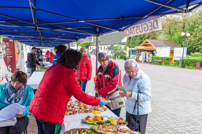 Degustacja potraw na jednym ze stoisk