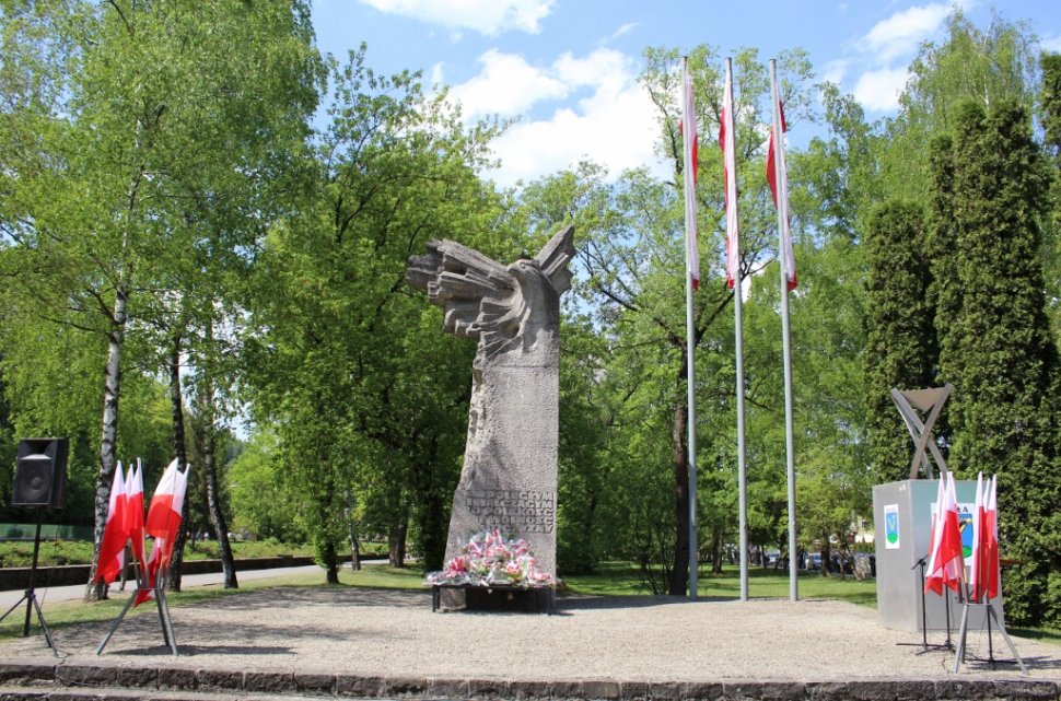 Pomnik w biało-czerwonych barwach