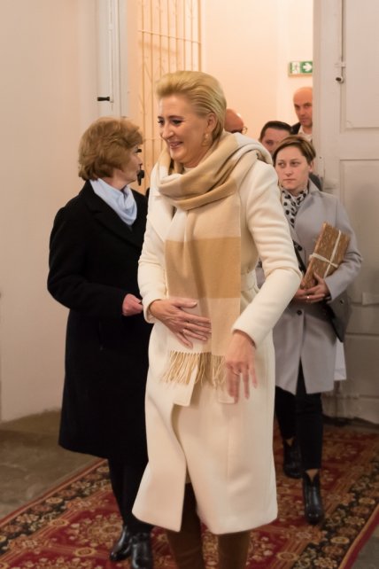 Pierwsza Dama wchodzi do wiślańskiego kościoła