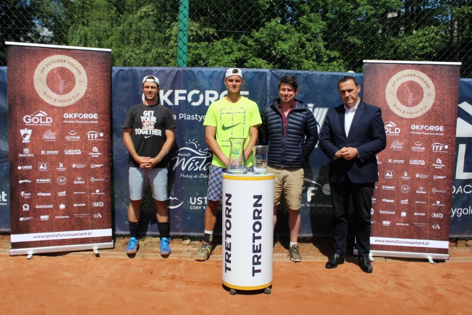 Pamiątkowe zdjęcie oficjeli i finalistów