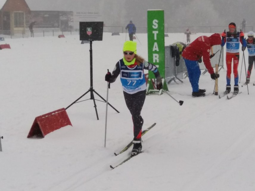 Zawodniczka rusza na trasę biegu