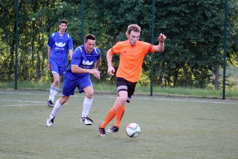 Mateusz Pilch szarżuje z piłką. Kapitan zespołu Lisy FC w piątek był nie do zatrzymania