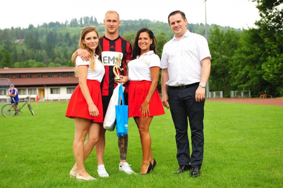 Najlepszy piłkarz turnieju Marcin Karpińczuk wraz z burmistrzem Tomaszem Bujokiem i hostessami