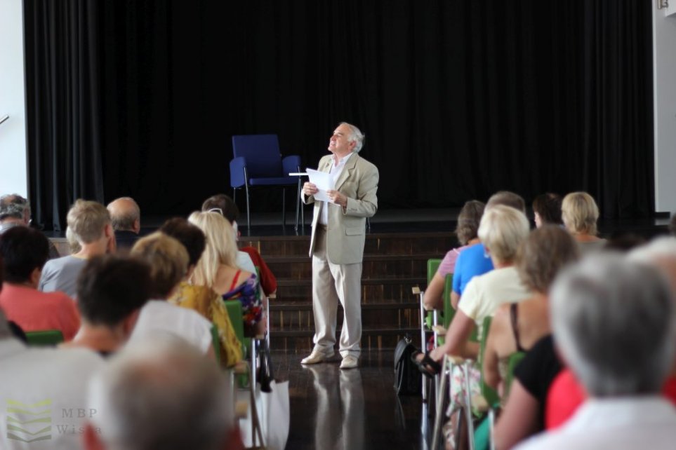 Profesor Kadłubiec podczas wykładu w bibliotece