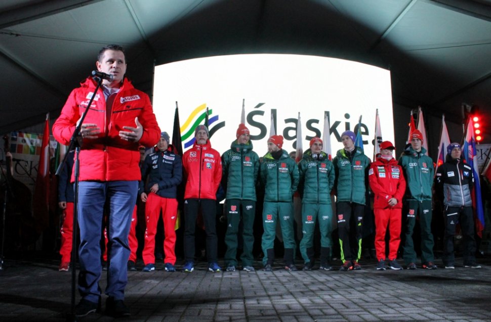 Burmistrz Tomasz Bujok wita kibiców