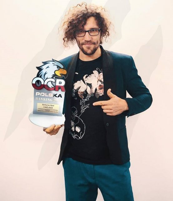 Twórca Barbarian Race - Grzegorz Szczechla z otrzymaną statuetką