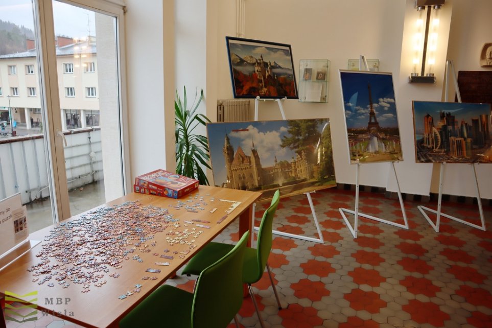 wystawa puzzli w bibliotece