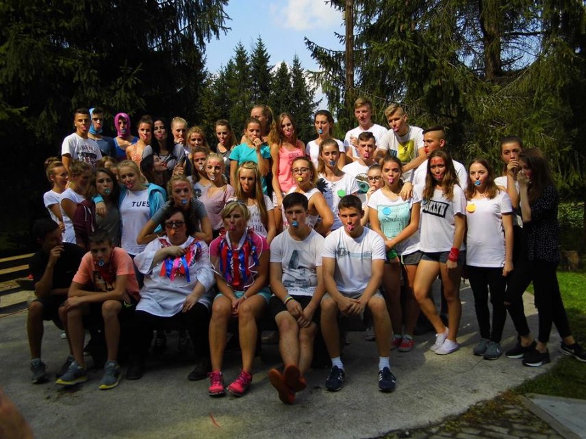 Grupa uczniów uczestniczących w akcji