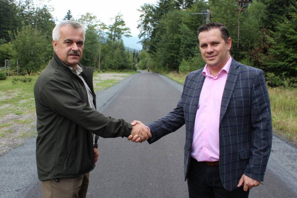 Burmistrz Tomasz Bujok i nadleśniczy Andrzej Kudełka na ulicy Rastoki