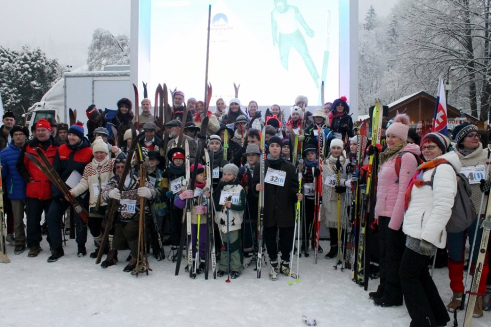 Uczestnicy retro imprezy w Strefie Kibica Eurosportu