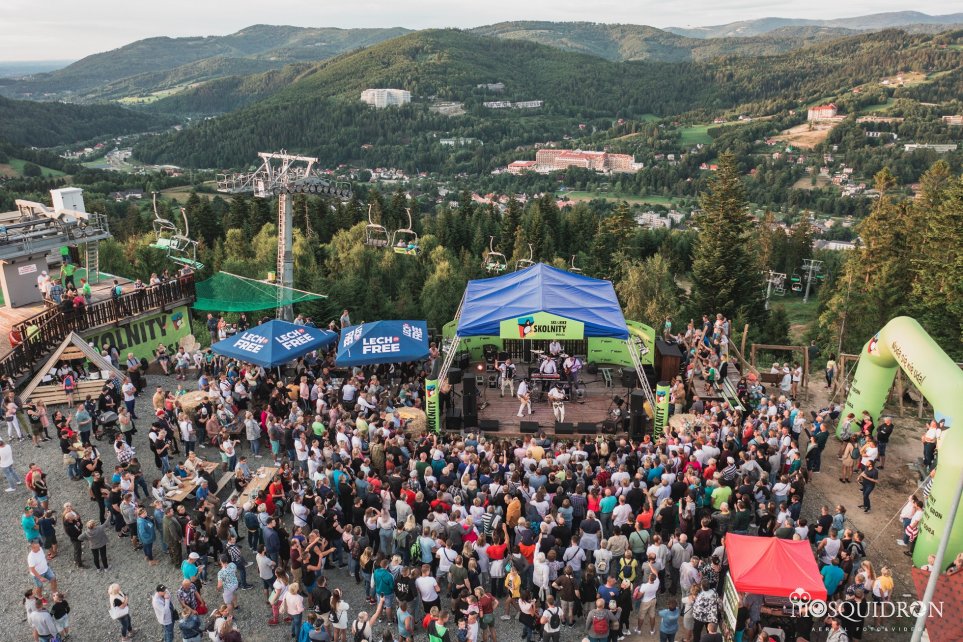 Widok ogólny z drona na koncert festiwalowy