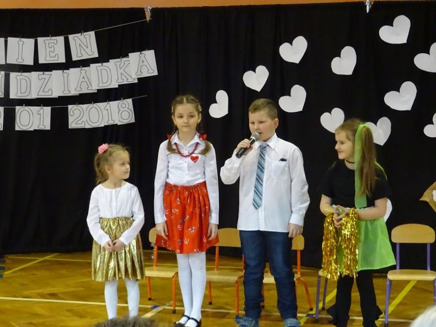 Składanie życzeń Babciom i Dziadkom przez przedstawicieli klas 0, 1, 2, 3