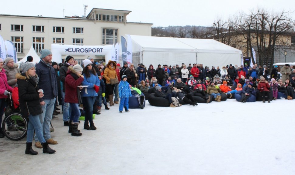 Kibice w Strefie Eurosportu podczas transmisji skoków narciarskich
