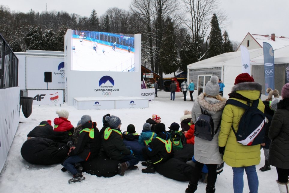 Kibice oglądają zmagania hokeistów na telebimie
