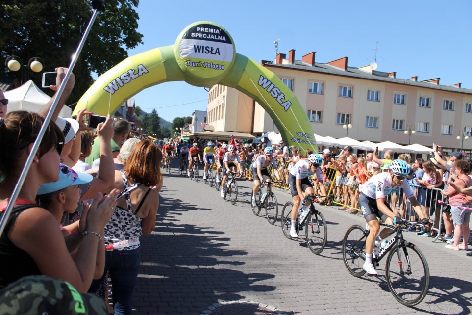 Pierwszy przejazd kolarzy przez centrum Wisły