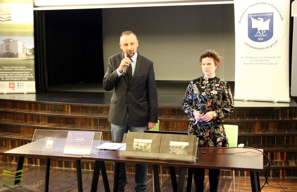 Pracownicy Archiwum Państwowego w Katowicach prezentujący wydawnictwo pt. „U źródeł Wisły. Katalog wystawy”