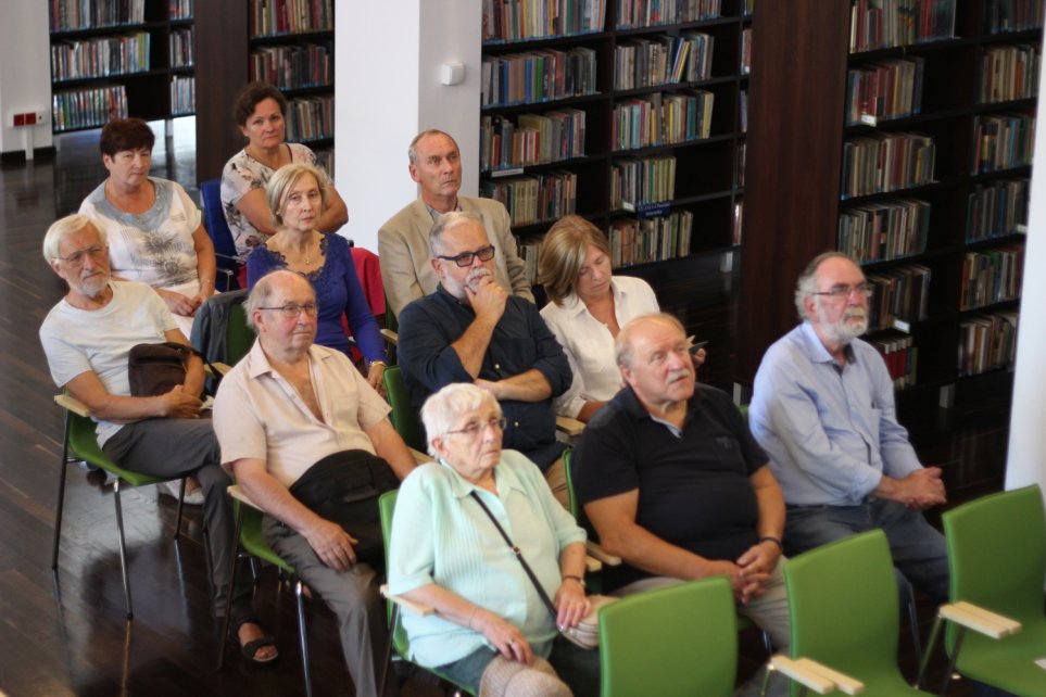 Słuchacze wykładu w bibliotece