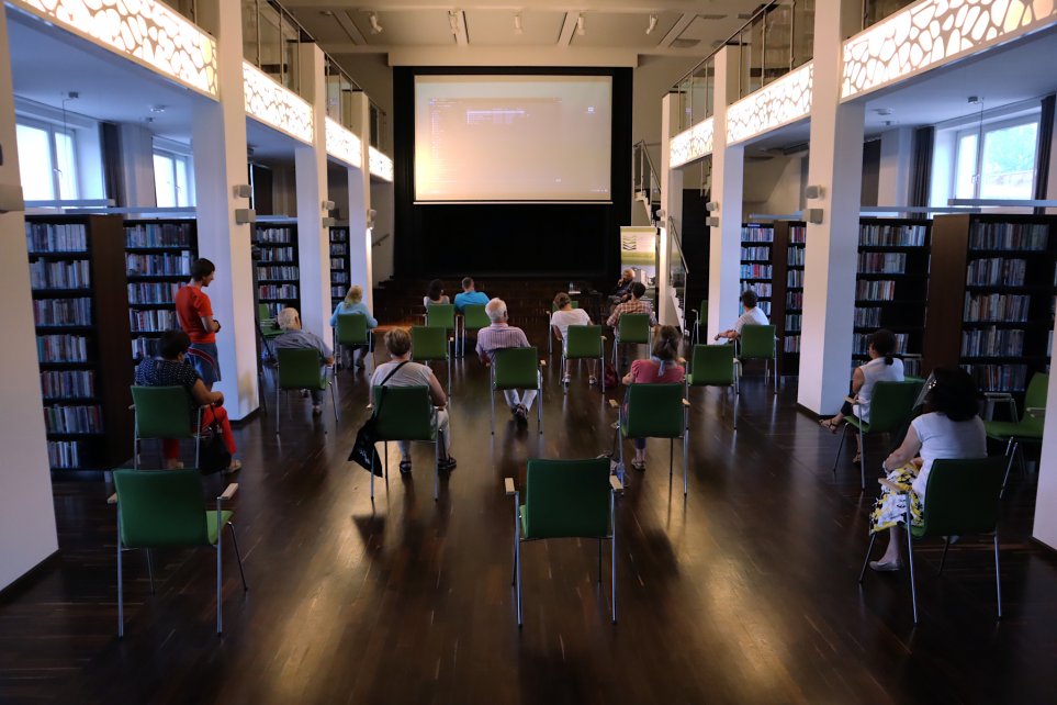 zdjęcie z wykładu w bibliotece