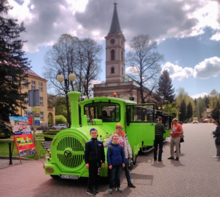 Dzieci przed podróżą ciuchcią turystyczną